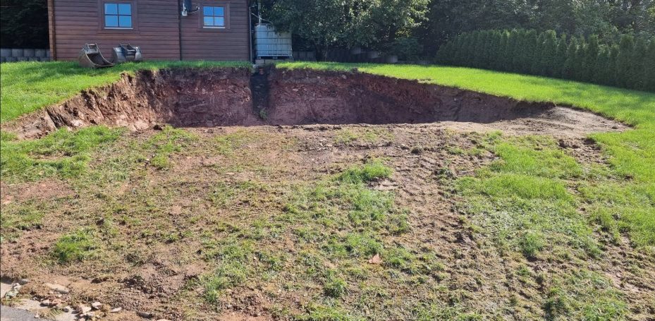 Offene Baugrube nach dem Aushub – Vorbereitung für Stützwand und Bodenplatte durch HT Scherer BAUprojekt