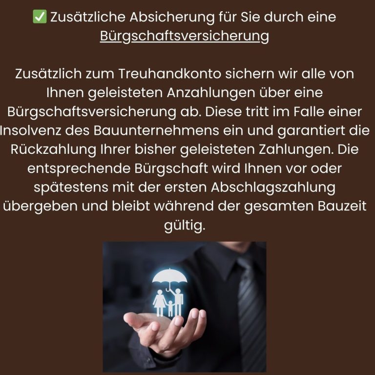 Hand mit leuchtendem Ball, umgeben von Bauplänen und einem Laptop im Hintergrund.