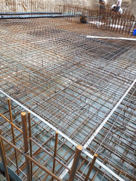 Boden mit Stahlbewehrung für die Fundamente eines Bauprojekts.