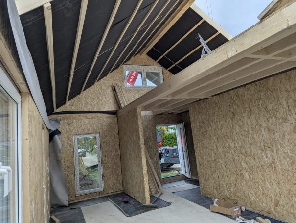 Innenansicht während der Montage – Holzständerwände und Dachkonstruktion im Aufbau eines Einfamilienhauses