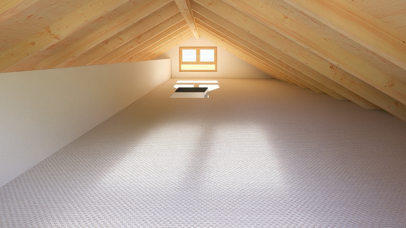 Heller Dachboden mit Holzdecken und einem Fenster, das Licht hineinlässt.