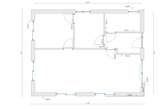 Grundriss eines Hauses mit mehreren Räumen und Türen, beschriftet und maßstabsgetreu.