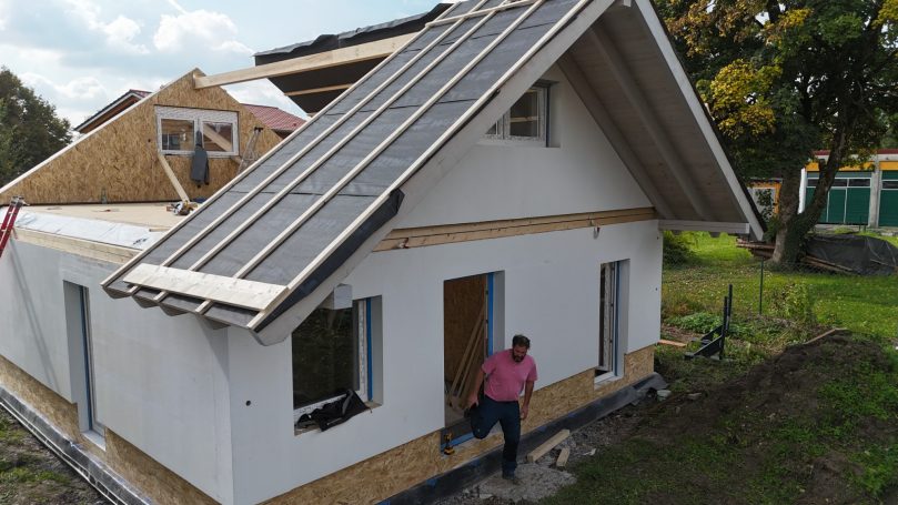 Fertig montiertes Erdgeschoss mit sichtbarer Dachkonstruktion – Holzhaus im Aufbau durch HT Scherer BAUprojekt