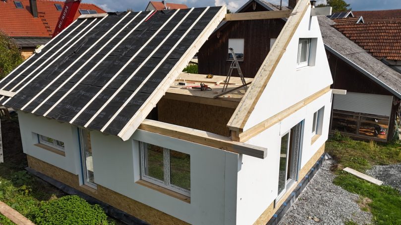 Fertig montierte Dachflächen eines Holzständerhauses mit Dachschalung – Baufortschritt bei HT Scherer BAUprojekt