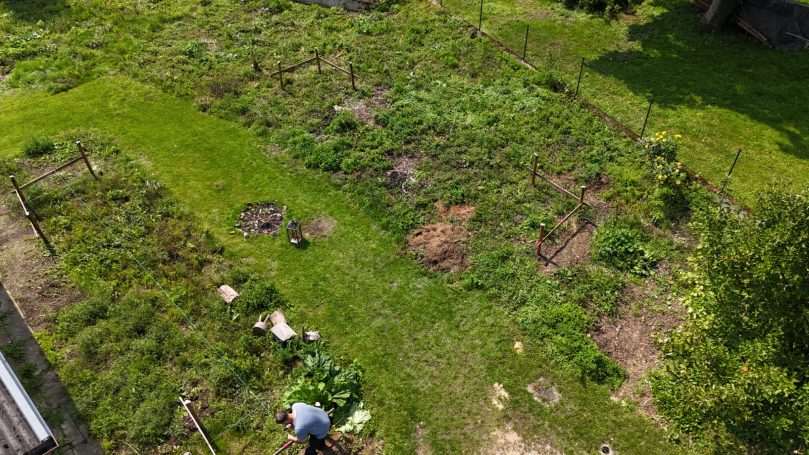 Drohnenaufnahme eines fertigen Schnurgerüstes für ein Neubau von HT Scherer BAUprojekt. 