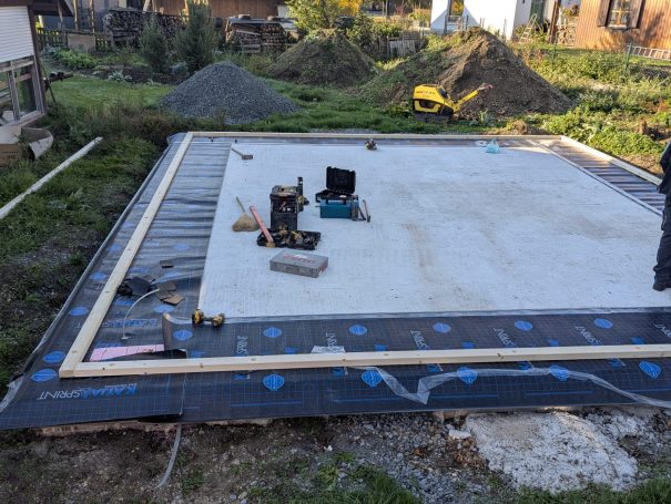 Bodenplatte mit Abdichtung und vorbereiteter Installation für den Aufbau eines Holzständerhauses – HT Scherer BAUprojekt