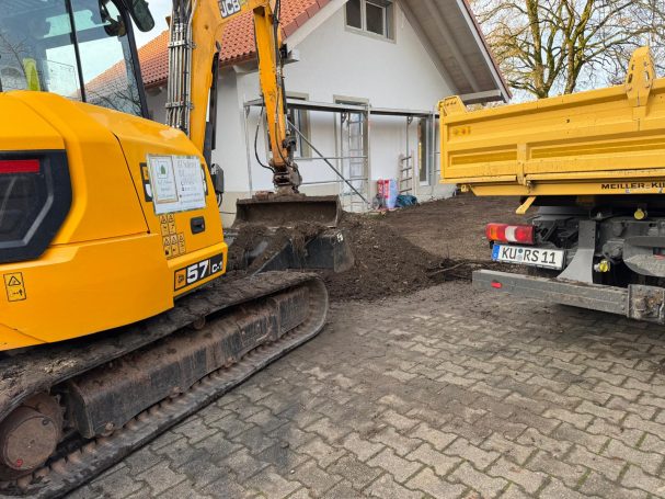 Baustellenfahrzeuge von HT Scherer BAUprojekt im Einsatz