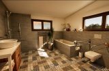 Barrierefreies Badezimmer mit bodengleicher Dusche, Haltegriffen und Badewanne im Bungalow Eleonore oder Maresi – rollstuhlgerechte Planung