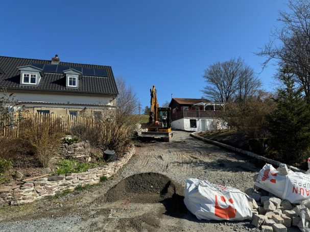 „Vorbereitete Einfahrt mit verdichtetem Unterbau für Granitpflasterarbeiten“