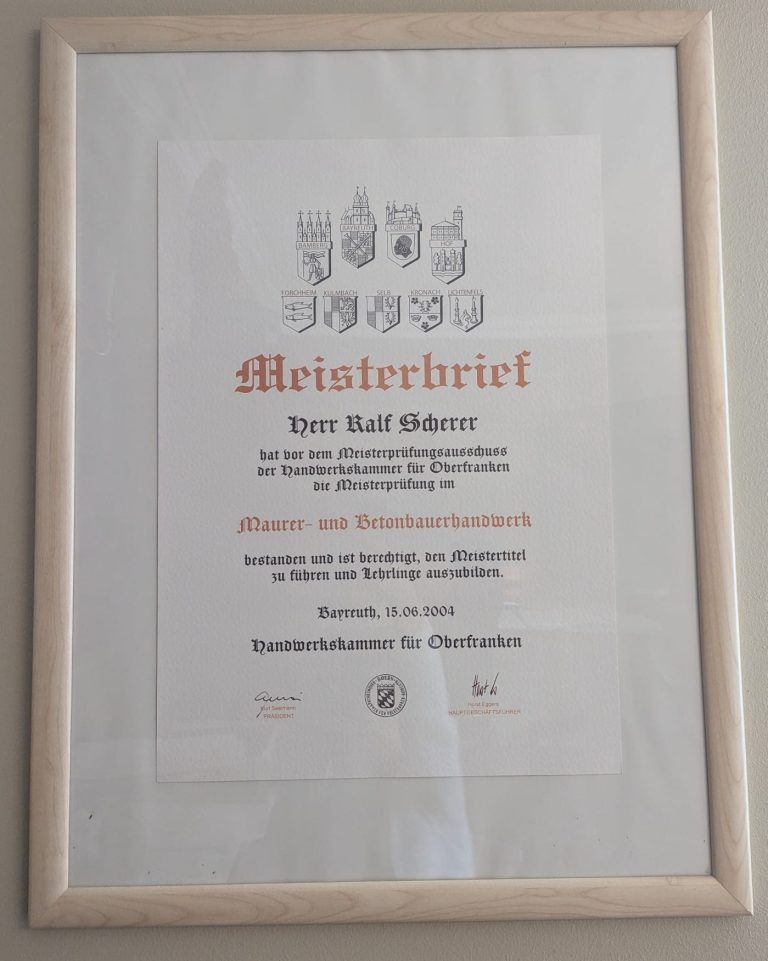 Gerahmter Meisterbrief von Ralf Scherer im Maurer- und Betonbauerhandwerk, ausgestellt am 15. Juni 2004 von Handwerkskammer für Oberfranken