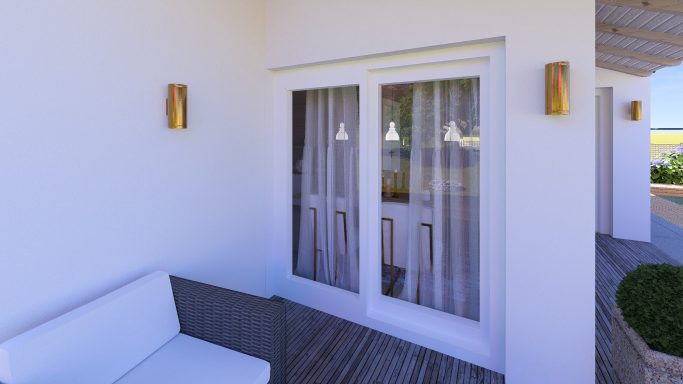 Helle Terrassentür mit Vorhängen und zwei Wandleuchten neben einer Sitzgelegenheit.
