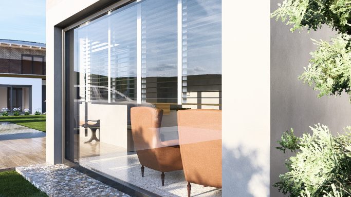 Moderne Terrasse mit Glasfront, zwei braunen Stühlen und grünem Pflanzenbereich.