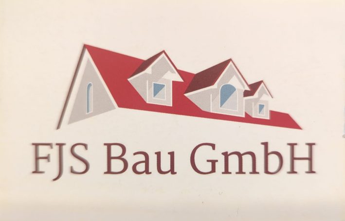 Logo der FJS Bau GmbH mit stilisiertem roten Dach und mehreren Giebelfenstern – Bauunternehmen für Hoch- und Tiefbau mit Sitz in Eichstätt.