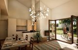 Lichtdurchfluteter Wohnraum im Bungalow Eleonore oder Maresi mit offener Küche, Esstisch und barrierefreiem Zugang zur Terrasse – energieeff
