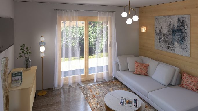 Heller Wohnraum mit Sofa, Tisch, Pflanzen und großen Fenstern, die auf einen Außenbereich blicken.