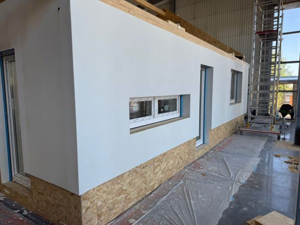 Holzbaurohbau mit eingebauten Fenstern