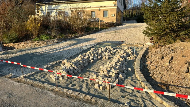 „Hofeinfahrt mit Granitsteinen pflastern – Pflasterarbeiten in Franken“