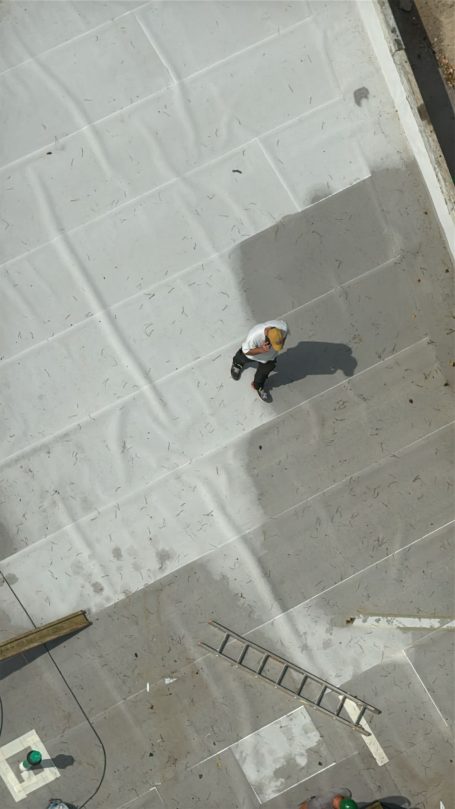 Ralf Scherer von HT Scherer BAUprojekt bei der Kontrolle der Flachdachabdichtung – engagiert und detailorientiert auf der Baustelle.