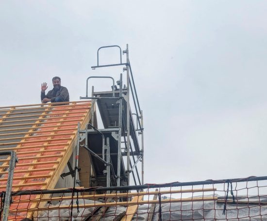 Ralf Scherer, Geschäftsführer von HT Scherer BAUprojekt, bei Dacharbeiten auf der Baustelle – persönliche Präsenz und Bauleitung vor Ort.