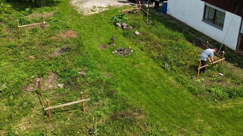 Abstecken des Schnürgerüst aus der Vogelperspektive