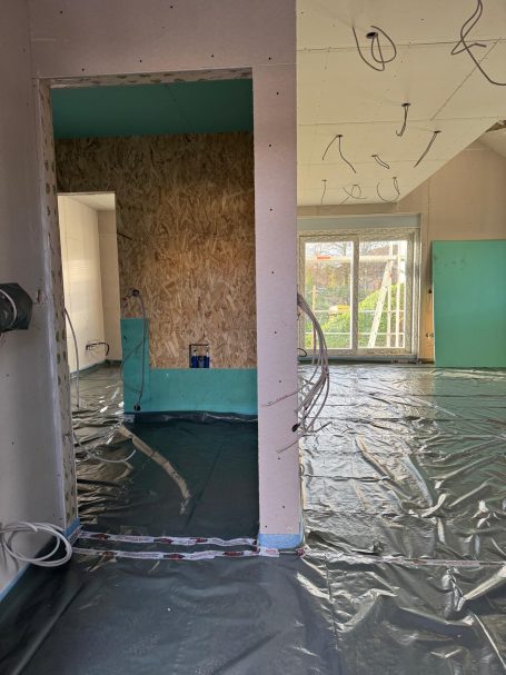 Vorbreiten der Innenräume für das Verlegen des Estriches mit Fußbodenheizung