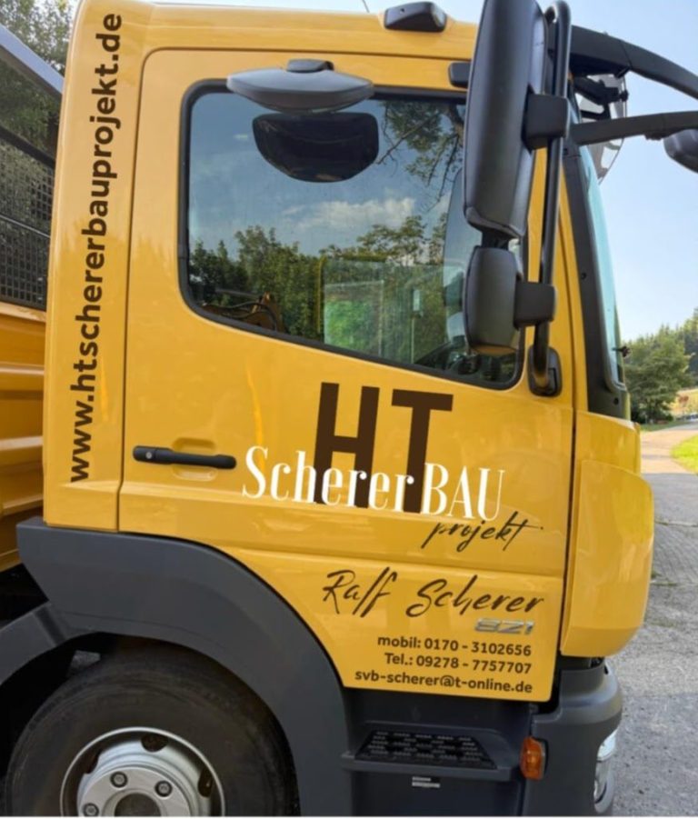 Firmen-LKW von HT Scherer BAUprojekt im Einsatz für Hochbau, Tiefbau und Baustellenlogistik – Mercedes-Benz mit Logo und Schriftzug auf der 