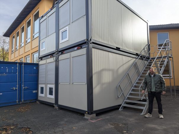 Baustellencontainer-Anlage mit Doppelstock-Bürocontainern auf Baustelle von HT Scherer BAUprojekt