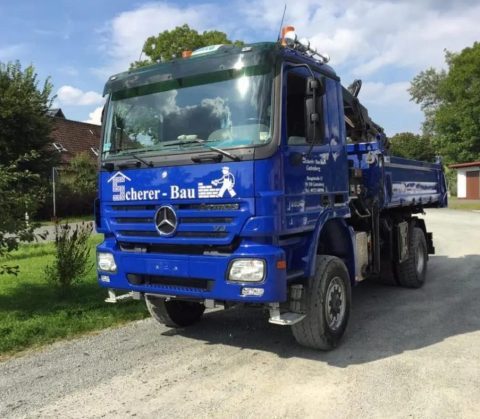 ErsErster LKW nach Firmengründung im Jahr 2004 Firmen-LKW von HT Scherer BAUprojekt im Einsatz für Hochbau, Tiefbau und Baustellenlogistik – Mercedes-Benz mit Logo und Schriftzug auf der