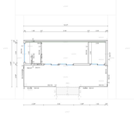 Grundriss eines Gebäudes mit verschiedenen Räumen und Fenstern.