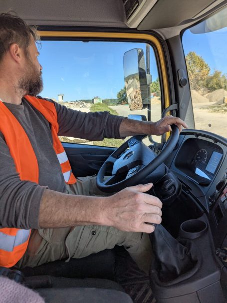 Chef von HT Scherer BAUprojekt beim Transport der Holzbauelemente zur Baustelle – Anlieferung im Lkw
